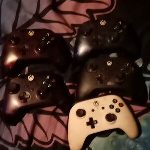 5 Xbox controllers parts only